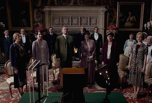 Downton-Abbey-5x2-listening-to-the-radio